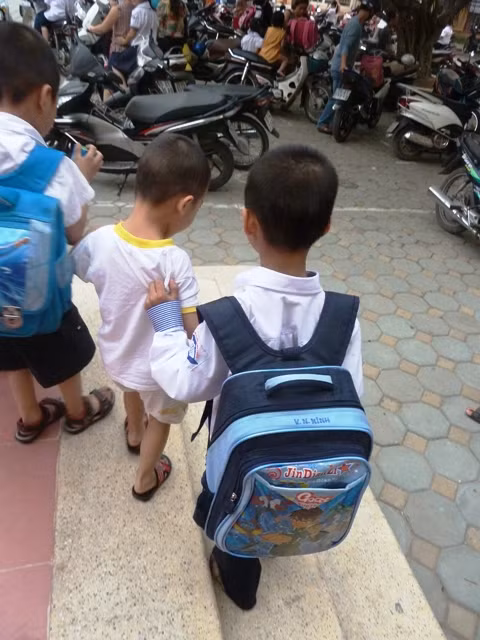 Trên thực tế, việc dạy thêm học thêm, giao bài tập về nhà vẫn diễn ra “tấp nập” mà không hề bị “tuýt còi”. Hàng ngày đi học, các em phải mang đống sách vở, chưa kể đến đồ dùng học tập, đồ ăn, chai nước… CHÙM ẢNH: HỌC SINH TIỂU HỌC XÀI ĐIỆN THOẠI ĐẮT TIỀN TEEN SÀI THÀNH GIAN NAN "VƯỢT SÔNG" ĐẾN TRƯỜNG CHÙM ẢNH: NỮ SINH SƯ PHẠM TỎA SÁNG KHOE DÁNG NGỌC