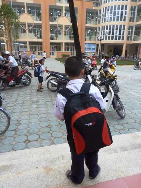 Những hình ảnh như thế này không hiếm gặp ở cổng trường tiểu học hiện nay. Phải chăng kiến thức quá nặng “nhồi nhét” vào đầu học sinh hàng ngày? CHÙM ẢNH: HỌC SINH TIỂU HỌC XÀI ĐIỆN THOẠI ĐẮT TIỀN TEEN SÀI THÀNH GIAN NAN "VƯỢT SÔNG" ĐẾN TRƯỜNG CHÙM ẢNH: NỮ SINH SƯ PHẠM TỎA SÁNG KHOE DÁNG NGỌC
