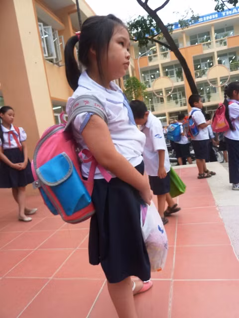 Cách đây hơn một năm, một học sinh ở TP HCM đã bị gãy xương đòn trái, cột sống bị vẹo, gù nhẹ do đeo cặp nặng đi bộ nhiều ngày liền. CHÙM ẢNH: HỌC SINH TIỂU HỌC XÀI ĐIỆN THOẠI ĐẮT TIỀN TEEN SÀI THÀNH GIAN NAN "VƯỢT SÔNG" ĐẾN TRƯỜNG CHÙM ẢNH: NỮ SINH SƯ PHẠM TỎA SÁNG KHOE DÁNG NGỌC