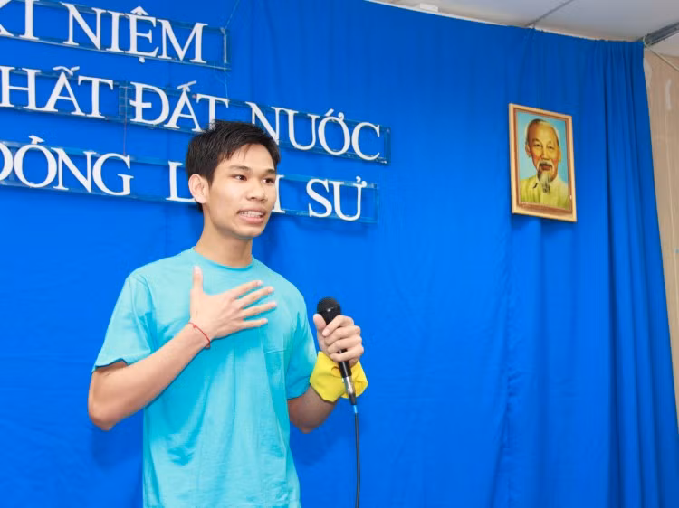 Tự tin thể hiện phần thi “Hùng biện”. Tự tin thể hiện phần thi “Hùng biện”.