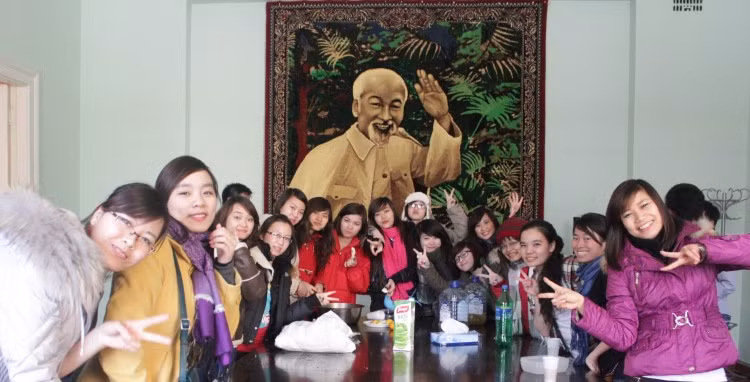 Chụp ảnh lưu niệm trong phòng Bác Hồ