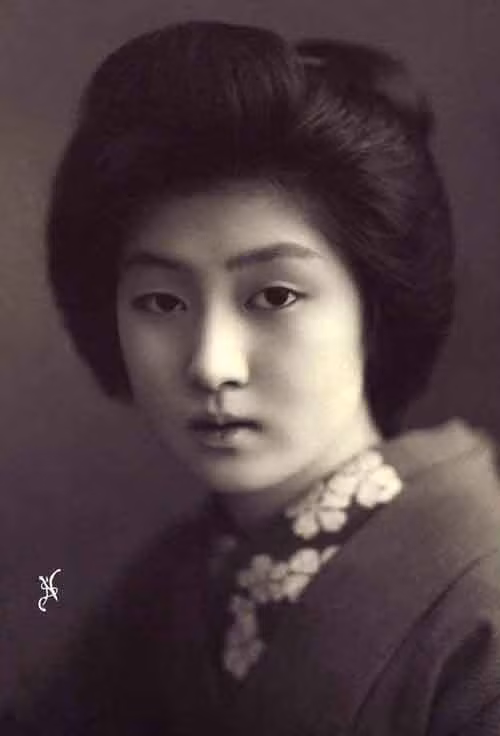 Hawaryu làm geisha tại Nhật Bản vào thời kỳ chuyển giao thế kỷ. Bức hình chụp cô trong bộ kimono đặc biệt với hoa văn cánh hoa anh đào trên cổ áo. Hawaryu làm geisha tại Nhật Bản vào thời kỳ chuyển giao thế kỷ. Bức hình chụp cô trong bộ kimono đặc biệt với hoa văn cánh hoa anh đào trên cổ áo.