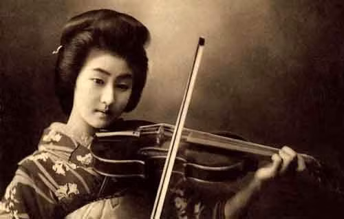 Geisha mua vui cho khách hàng bằng các kỹ năng nhảy múa và ca hát mà họ đã phải gian khổ tập luyện từ khi còn nhỏ. Geisha mua vui cho khách hàng bằng các kỹ năng nhảy múa và ca hát mà họ đã phải gian khổ tập luyện từ khi còn nhỏ.