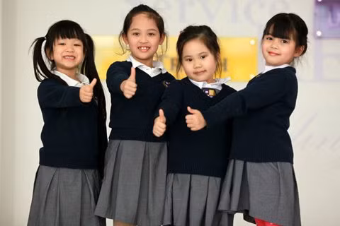 Trang phục mùa đông của bạn nữ đây! Ngoài áo phông và áo vét, các bé có thêm áo len dày. Mùa đông, các bạn nữ được quy định phải đi tất đen dài và giày da đen. Nhưng các bé lớp nhỏ đôi khi vẫn phá lệ với các đôi tất đủ màu sắc. Các bạn nữ cấp 2 và cấp 3 có thêm cà vạt.