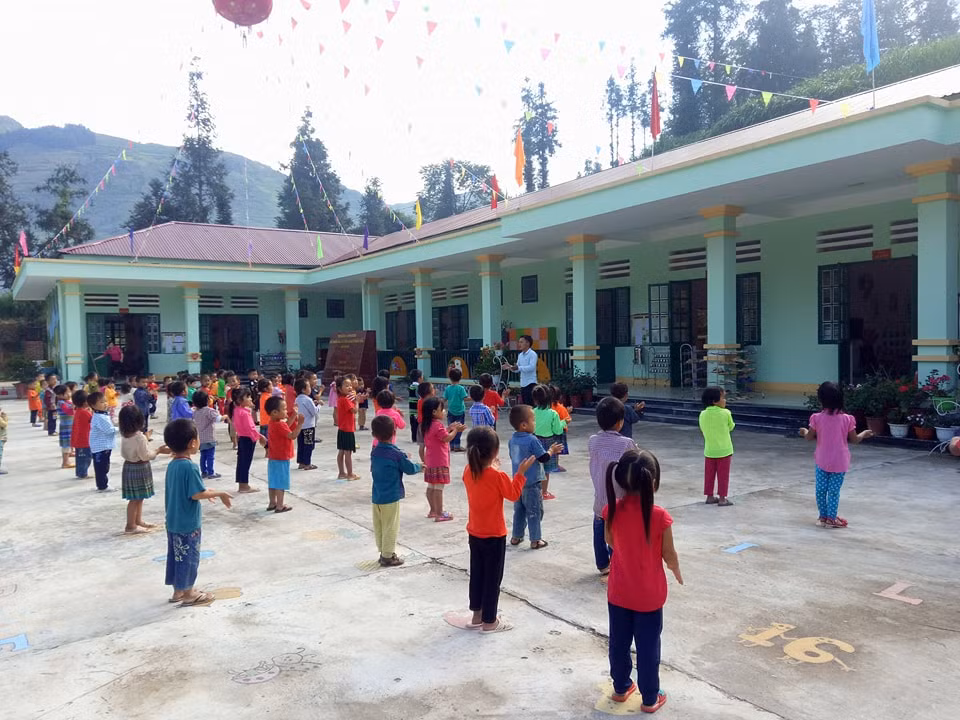 Sau màu áo lính, thầy giáo Giàng Seo Lú đến với mầm non như một định mệnh (Ảnh: Lại Cường)