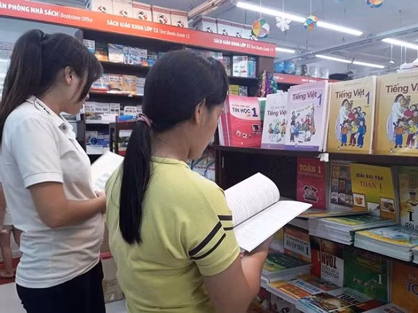 Tình trạng thiếu sách giáo khoa đầu năm học (Ảnh minh họa: plo.vn).