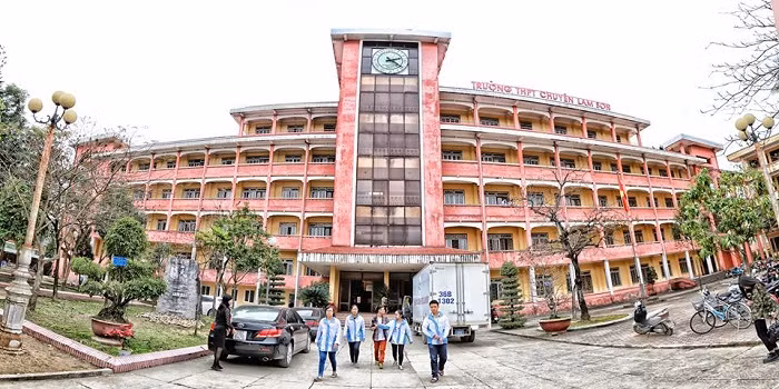 Trường trung học phổ thông chuyên Lam Sơn Thanh Hóa - cái nôi của hiền tài (Ảnh: tác giả cung cấp). Trường trung học phổ thông chuyên Lam Sơn Thanh Hóa - cái nôi của hiền tài (Ảnh: tác giả cung cấp).
