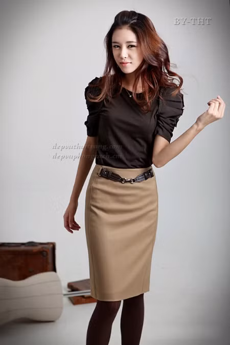 Chất liệu được sử dụng cũng đa dạng, thích hợp cho từng mùa, đặc biệt, khi mùa lạnh tới, len, dạ... hay những loại vải dày dặn được sử dụng nhiều, mang lại cảm giác ấm áp. Xêm thêm: Thời trang công sở/ Váy xinh chào hè 2012