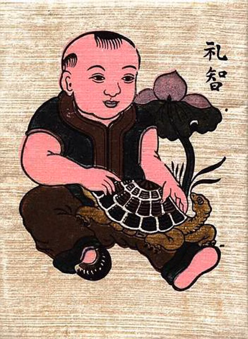 Tranh Lễ trí: là hình ảnh em bé ôm con rùa. Ý nghĩa của tranh được thể hiện ở chữ “Lễ trí” – cầu mong em bé có được cái “lễ” để ứng xử phải phép với mọi người và cái “trí” giỏi giang sau này.