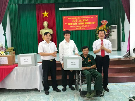 Thứ trưởng Trương Quốc Cường thăm, tặng quà Trung tâm điều dưỡng thương bệnh binh Duy Tiên.