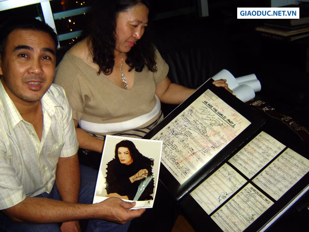 Bà Phan Thị Phương Thảo cón sỡ hữu rất nhiều bản viết khác của Micheal Jackson. Tất cả được bà đóng vào một quyển sách bìa cứng, trân trọng như một báu vật. Bà Phan Thị Phương Thảo cón sỡ hữu rất nhiều bản viết khác của Micheal Jackson. Tất cả được bà đóng vào một quyển sách bìa cứng, trân trọng như một báu vật.