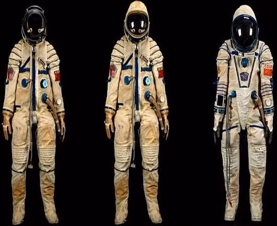 12. Bộ đồ du hành vũ trụ của Alexei Leonov Đạt mức kỷ lục trong cuộc bán đấu giá này là bộ đồ du hành vũ trụ của Alexei Leonov có giá “khủng” là 242 nghìn USD ( hơn 5 tỷ đồng ) , vượt qua con số ước tính là 100 nghìn USD ( hơn 2 tỷ đồng ) . Bộ đồ này đã được chỉ huy Alexei Leonov con tàu Soyuz 19 mặc trong suốt chuyến đi Apollo Soyuz Test Project năm 1975, thời điểm lần đầu tiên tàu không gian Mỹ và Liên Xô gặp nhau trên mặt trăng. 12. Bộ đồ du hành vũ trụ của Alexei Leonov Đạt mức kỷ lục trong cuộc bán đấu giá này là bộ đồ du hành vũ trụ của Alexei Leonov có giá “khủng” là 242 nghìn USD ( hơn 5 tỷ đồng ) , vượt qua con số ước tính là 100 nghìn USD ( hơn 2 tỷ đồng ) . Bộ đồ này đã được chỉ huy Alexei Leonov con tàu Soyuz 19 mặc trong suốt chuyến đi Apollo Soyuz Test Project năm 1975, thời điểm lần đầu tiên tàu không gian Mỹ và Liên Xô gặp nhau trên mặt trăng.