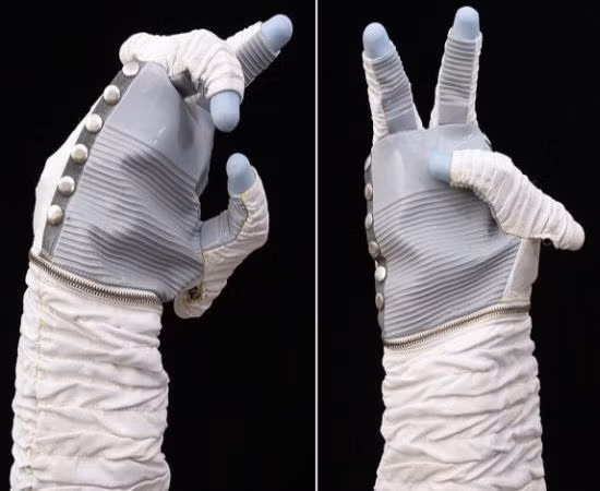 11. Bàn tay robot Omni-Hand I Giá : 18, 750 USD ( khoảng 390 triệu đồng) Moni-Hand I này là bàn tay phải tự động đầu tiên của robot. Nó được Mark Rosheim tạo ra vào đầu những năm 90 với sự tài trợ bởi hai hợp đồng NAS8-37638 và NAS8-38417 của NASA. 11. Bàn tay robot Omni-Hand I Giá : 18, 750 USD ( khoảng 390 triệu đồng) Moni-Hand I này là bàn tay phải tự động đầu tiên của robot. Nó được Mark Rosheim tạo ra vào đầu những năm 90 với sự tài trợ bởi hai hợp đồng NAS8-37638 và NAS8-38417 của NASA.