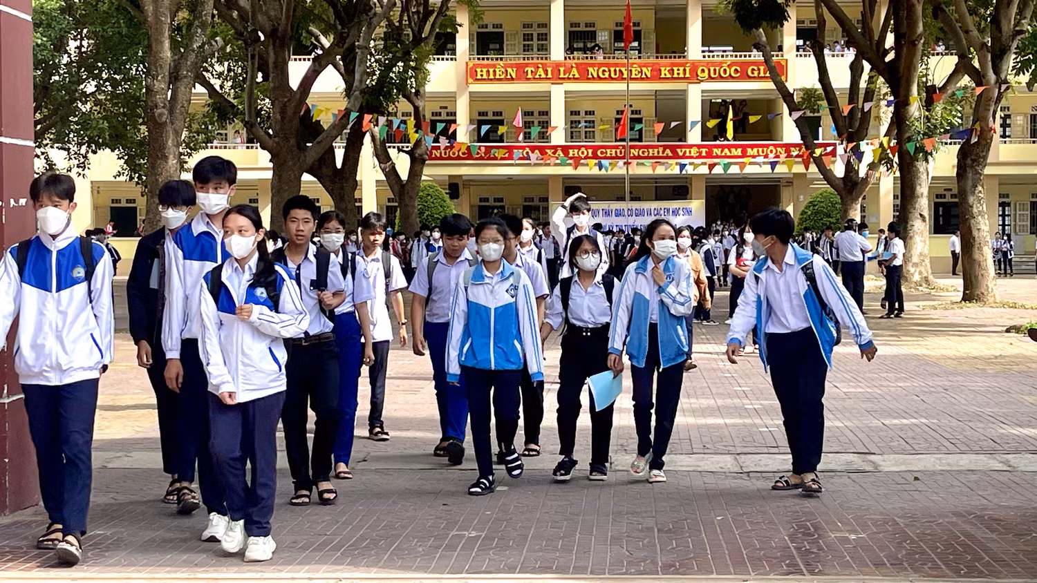 Thí sinh trong ngày đầu tiên tham dự kỳ thi vào 10, năm học 2023-2024. Ảnh: Báo Kon Tum