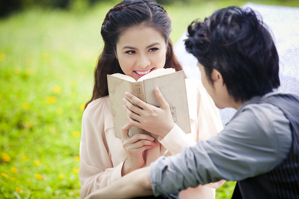 Vân Trang và Hồ Vĩnh Anh là bạn bè thân thiết ở ngoài đời từ lâu bởi hai người từng làm MC cho một số kênh truyền hình của giới trẻ. Dù vậy, khi nhập vai "tình nhân" cùng đi picnic trong bộ ảnh mới, cả hai vẫn không giấu được sự ngượng ngùng.