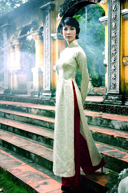 Khi cùng các thí sinh Vietnam’s Next Top Model 2012 đến với ngôi chùa Hội Sơn để thực hiện bộ ảnh chủ đề Hồn Việt, giám khảo Xuân Lan cũng không bỏ lỡ cơ hội chụp hình và tạo dáng với áo dài cổ truyền của dân tộc.