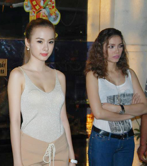 Trong bài phỏng vấn mới nhất của “bà mẹ nhí” có lời ám chỉ tố một diễn viên đàn chị đã cư xử không tôn trọng, khiến cô phải bỏ vai diễn trong phim.Mặc dù, nữ diễn viên không tiết lộ tên của nữ diễn viên đàn chị vì không muốn câu chuyện trở nên ồn ào nhưng qua hình ảnh hậu trường của phim, mọi người có thể nhận biết được người mà cô muốn hướng đến. Angela không ngại “kể tội” Quách An An thường xuyên quát mắng mọi người ở đoàn phim.