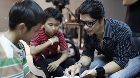 Những ngày vừa qua, Dusin Nguyễn khá bận rộn với việc catsting cho các diễn viên nhí vào dự án Lửa Phật. Dustin Nguyễn cho biết:"Tôi đang tìm một gương mặt nhí phù hợp với vai nhưng vẫn giữ được nét tự nhiên, ngây thơ của trẻ con. Hơi khó nhưng hy vọng là tôi sẽ sớm tìm được các diễn viên nhí cho những vai diễn này."