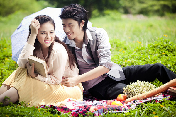 Sau khi kết thúc vai diễn trong "Scandal" của "bạn trai tin đồn" Victor Vũ, Vân Trang liền nhận lời đóng phim truyền hình mới. Cô đang tất bật ở Huế để quay phim. Nữ diễn viên 9X chia sẻ, từ đầu năm đến nay, cô không có nhiều thời gian để nghỉ ngơi vì lịch quay phim dày đặc. Tuy nhiên, diễn xuất là niềm đam mê lớn nhất trong cuộc sống nên cô không bao giờ cảm thấy kiệt sức khi đứng trước ống kính máy quay. (Theo Ngôi sao)
