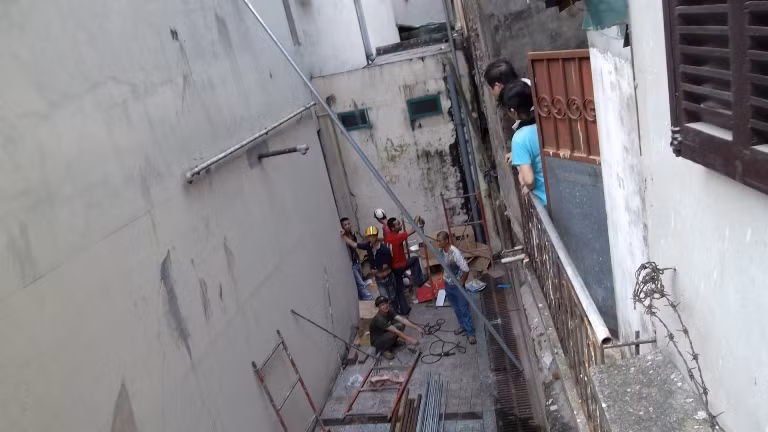 Một số hộ dân ở khu Hàng Chuối tố Công ty TNHH Khách sạn Kinh Đô - Đơn vị quản lý tòa nhà Kinh Đô, số 93 phố Lò Đúc, Hai Bà Trưng, Hà Nội đã tổ chức trái phép cho một số công nhân sang đục tường trái phép vào nhà hàng xóm...