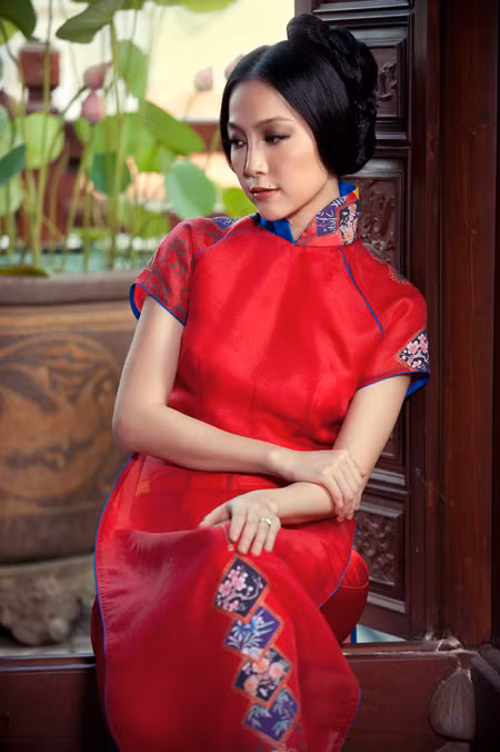 Dù đang mang bầu đứa con đầu lòng nhưng Linh Nga vẫn tham gia làm người mẫu ảnh với những trang phục áo dài theo phong cách truyền thống, không chiết eo.