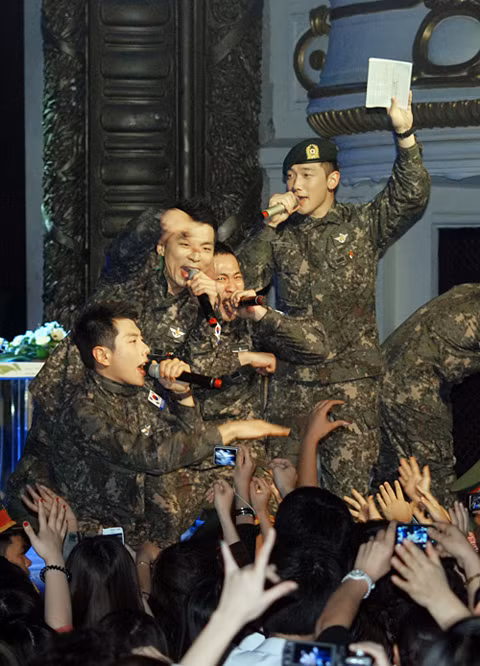 Tối 21/3/2012, vẫn trong khuôn khổ chương trình giao lưu ca nhạc giữa hai nước Việt Nam - Hàn Quốc nhưng diễn ra tại Nhà hát lớn, Bi Rain không chỉ còn bó hẹp với vai trò MC, anh bất ngờ vừa hát, vừa nhảy cùng các đồng đội khiến không khí tại hội trường vô vùng sôi động, phấn khích. (Ảnh: VNE)