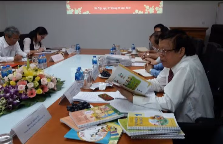 Ông Ngô Trần Ái và chồng bản thảo sách giáo khoa mới đã biên soạn xong và giới thiệu với Đoàn giám sát của Ủy ban Văn hóa, Giáo dục, Thanh niên, Thiếu niên và Nhi đồng hôm 7/5, ảnh: GDVN.