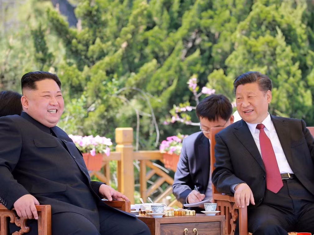Ông Kim Jong-un và ông Tập Cận Bình tại Đại Liên, Trung Quốc, ảnh: Đa Chiều. Ông Kim Jong-un và ông Tập Cận Bình tại Đại Liên, Trung Quốc, ảnh: Đa Chiều.