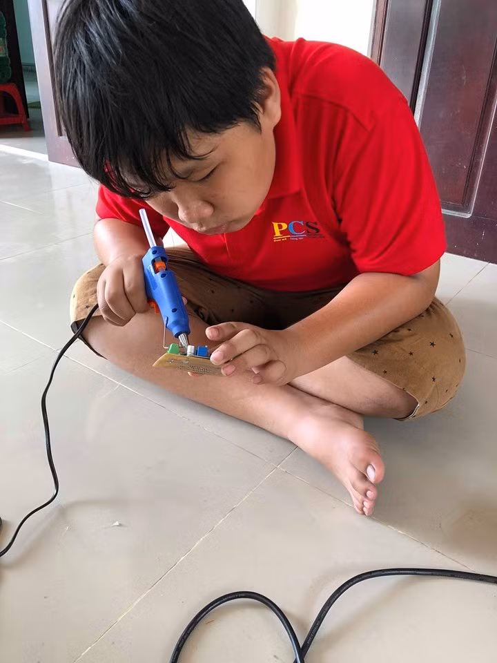 Thành viên nhí của câu lạc bộ PCS đang say mê trải nghiệm dự án đầu đời
