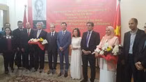 Đại biểu quốc tế chụp ảnh tại buổi lễ. (Ảnh: Trương Anh Tuấn/Vietnam+) Đại biểu quốc tế chụp ảnh tại buổi lễ. (Ảnh: Trương Anh Tuấn/Vietnam+)