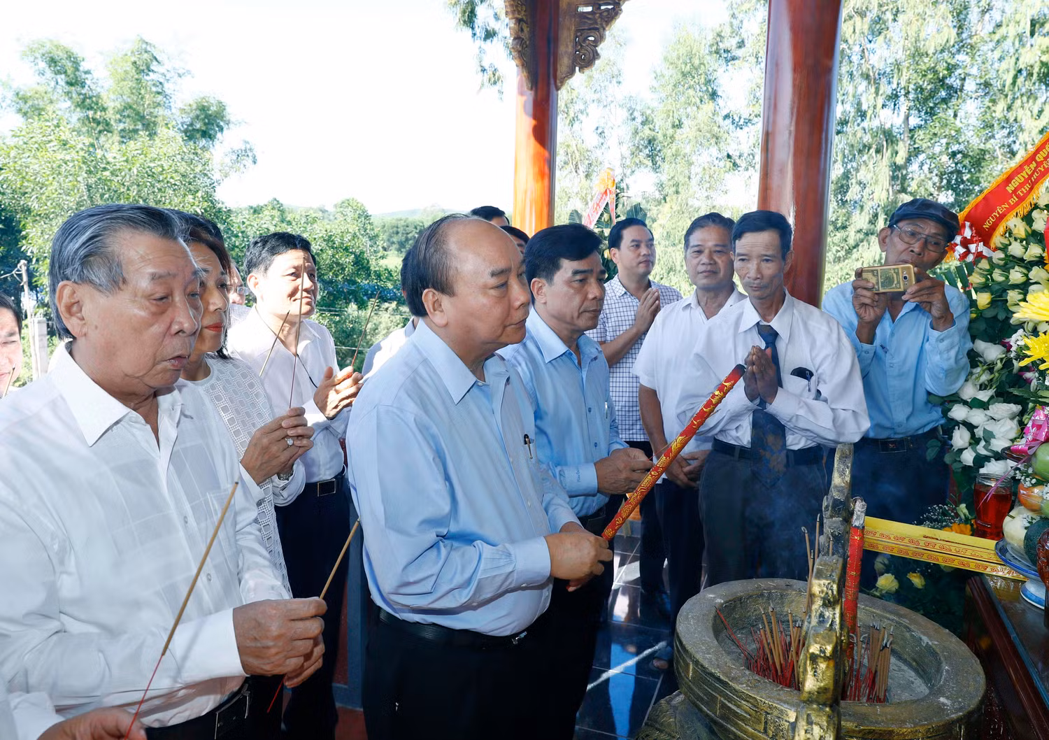 Thủ tướng Nguyễn Xuân Phúc dâng hương, hoa tri ân các anh hùng liệt sĩ tại tỉnh Quảng Nam. Ảnh: VGP Thủ tướng Nguyễn Xuân Phúc dâng hương, hoa tri ân các anh hùng liệt sĩ tại tỉnh Quảng Nam. Ảnh: VGP