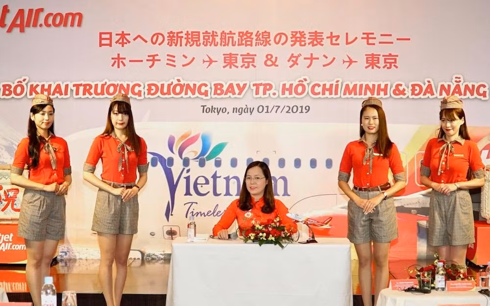 Bà Nguyễn Thị Thuý Bình, Phó tổng giám đốc Vietjet giới thiệu mạng đường bay và chiến lược phát triển của Vietjet tại sự kiện