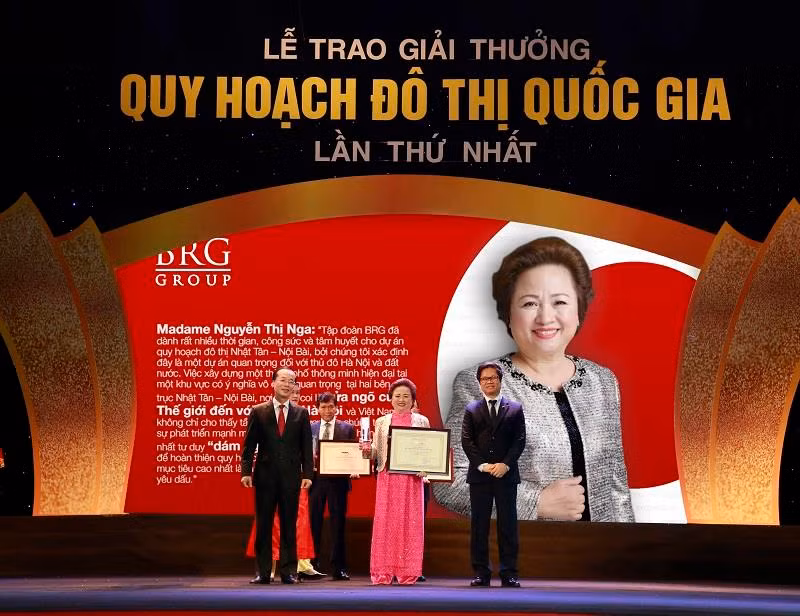 Bà Nguyễn Thị Nga - Chủ Tịch Tập đoàn BRG nhận giải thưởng Cá nhân xuất sắc tiêu biểu