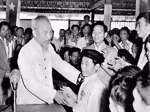 Bác Hồ thăm hỏi chiến sĩ thi đua Phạm Trung Pôn bị mù hai mắt nhưng đã có sáng kiến cải tiến nông cụ (Ảnh tư liệu)