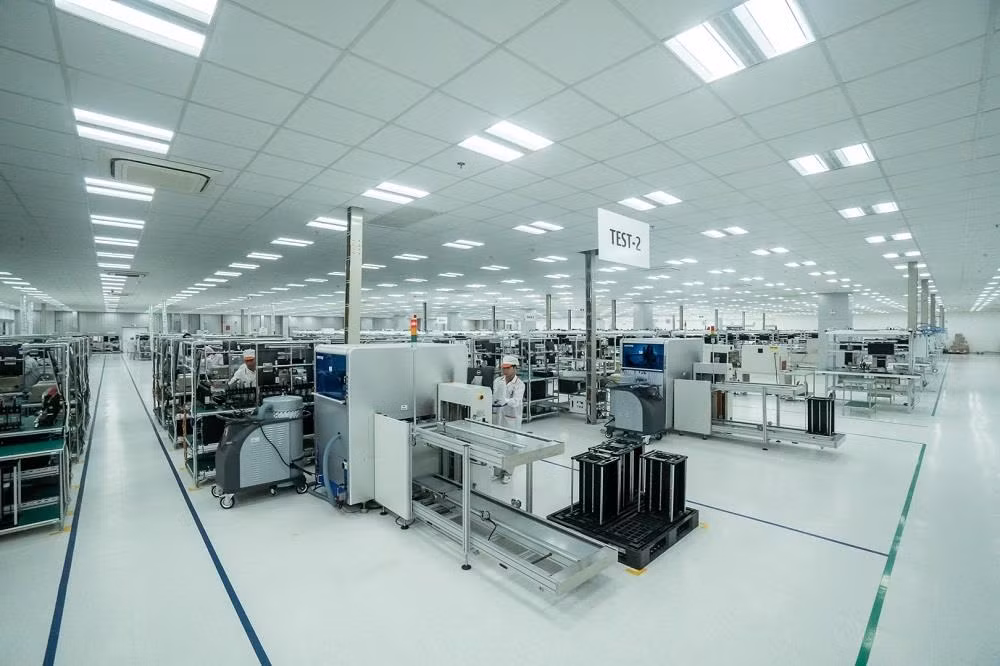 Chiếc điện thoại 5G “Made in Vietnam” của Vingroup sẽ được sản xuất hoàn toàn tại Khu công nghệ cao Hòa Lạc (Hà Nội) trong thời gian tới. Chiếc điện thoại 5G “Made in Vietnam” của Vingroup sẽ được sản xuất hoàn toàn tại Khu công nghệ cao Hòa Lạc (Hà Nội) trong thời gian tới.