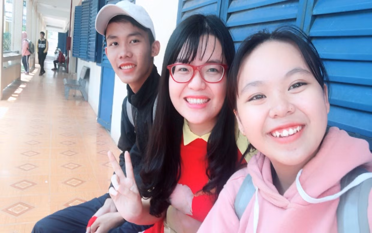 Em Khang, Cô giáo Anh đeo kính, Em Ngân - Trường Trung học cơ sở Hòa Hội