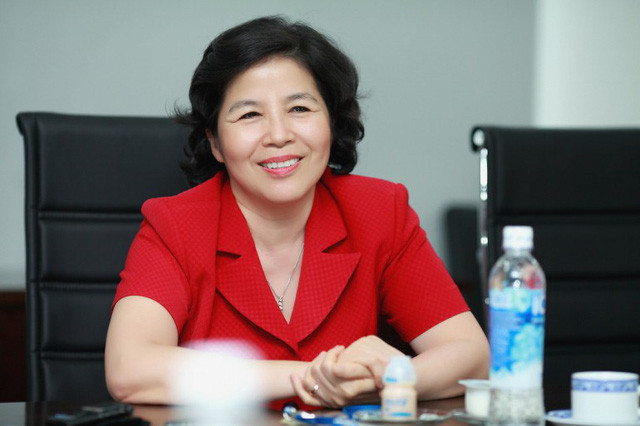 "Tôi nghĩ là tương lai thì cũng sẽ như tất cả các nước trên thế giới thôi, tất cả sẽ giao dịch thương mại điện tử và các cửa hàng truyền thống sẽ gặp khó. Và như vậy, doanh nghiệp rõ ràng sẽ phải chuẩn bị, và chúng tôi chuẩn bị bằng cách là xây dựng hệ thống Giấc mơ sữa Việt của Vinamilk" "Tôi nghĩ là tương lai thì cũng sẽ như tất cả các nước trên thế giới thôi, tất cả sẽ giao dịch thương mại điện tử và các cửa hàng truyền thống sẽ gặp khó. Và như vậy, doanh nghiệp rõ ràng sẽ phải chuẩn bị, và chúng tôi chuẩn bị bằng cách là xây dựng hệ thống Giấc mơ sữa Việt của Vinamilk"