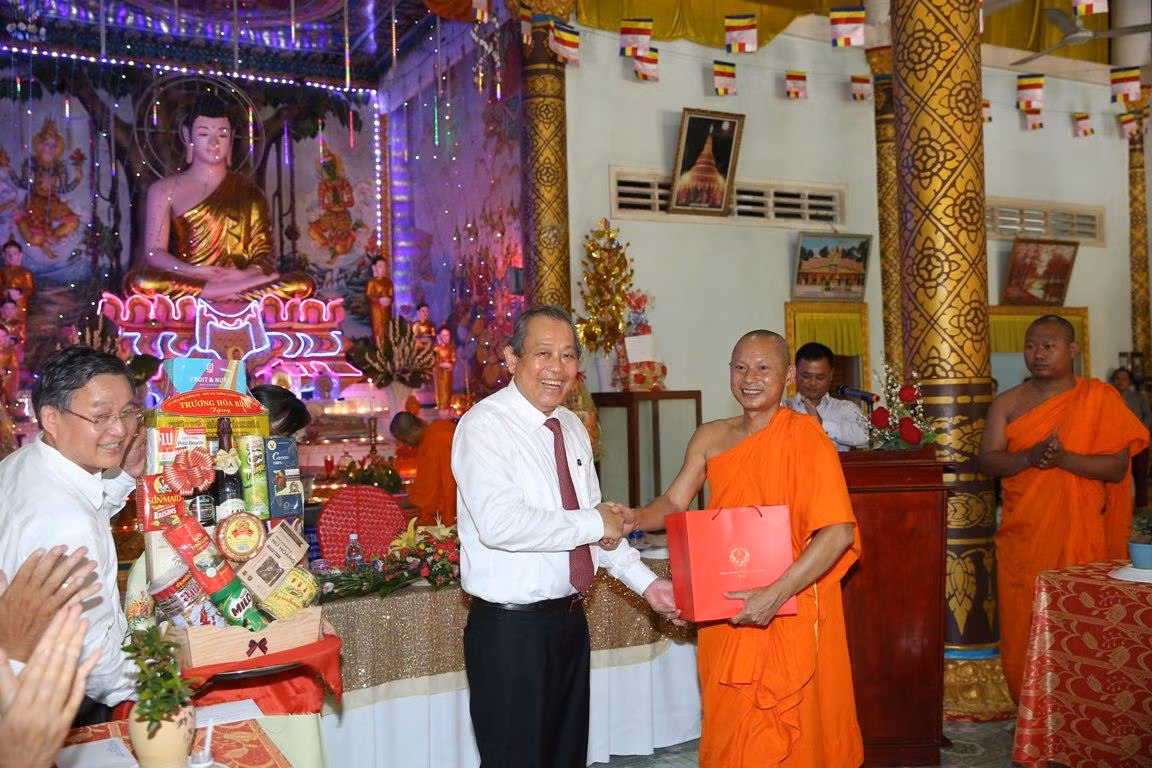 Phó Thủ tướng Trương Hòa Bình thăm, chúc Tết Chôl Chnăm Thmây tại chùa Hạnh Phúc Tăng. Ảnh: VGP/Lê sơn