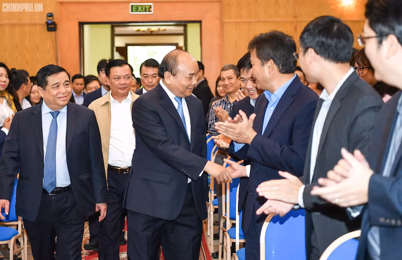 Thủ tướng Nguyễn Xuân Phúc thăm hỏi cán bộ, nhân viên của Bộ Kế hoạch và Đầu tư. Ảnh: Chinhphu.vn Thủ tướng Nguyễn Xuân Phúc thăm hỏi cán bộ, nhân viên của Bộ Kế hoạch và Đầu tư. Ảnh: Chinhphu.vn