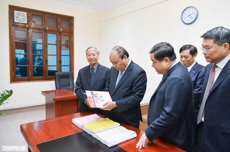 Thủ tướng thăm Văn phòng Tổ biên tập Tiểu ban Kinh tế-Xã hội. Ảnh: Chinhphu.vn Thủ tướng thăm Văn phòng Tổ biên tập Tiểu ban Kinh tế-Xã hội. Ảnh: Chinhphu.vn