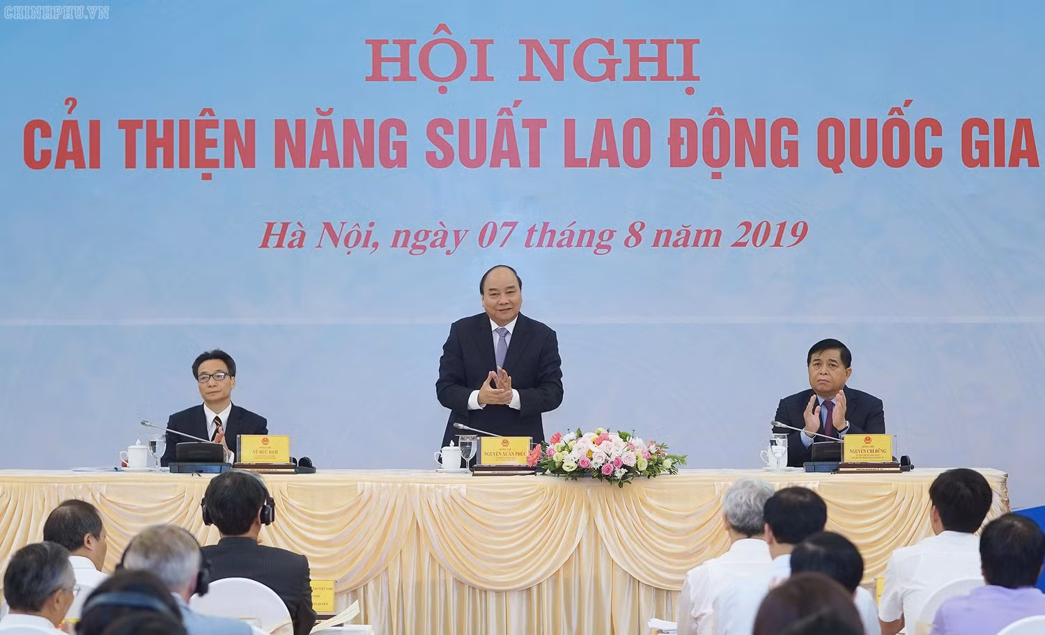 Thủ tướng Nguyễn Xuân Phúc phát động phong trào “năng suất lao động quốc gia” trong toàn bộ nền kinh tế tại hội nghị cải thiện năng suất lao động quốc gia. Ảnh: VGP/Quang Hiếu