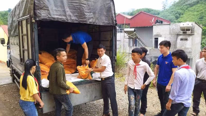 Đồng chí La Đức Hùng – Chánh Văn phòng Báo Xây dựng trao quà cho các học sinh tại trường phổ thông dân tộc bán trú trung học cơ sở xã Minh An. Đồng chí La Đức Hùng – Chánh Văn phòng Báo Xây dựng trao quà cho các học sinh tại trường phổ thông dân tộc bán trú trung học cơ sở xã Minh An.