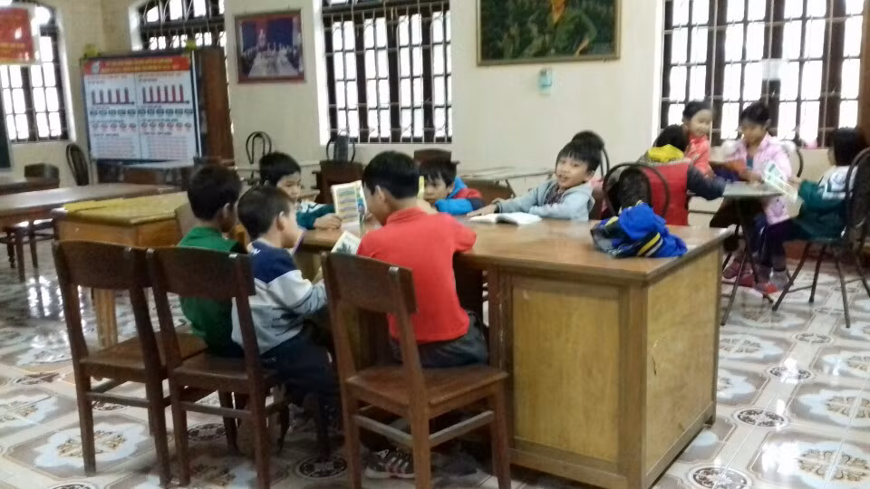 Bạn đọc nhỏ tuổi đọc sách tại thư viện Tam Hồng. Ảnh: Đỗ Hà