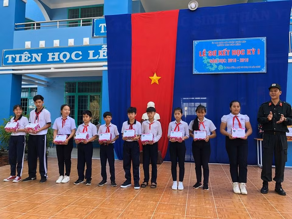 Đồng chí Hưng, đại diện Đoàn, cùng các em nhận quà