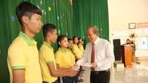 Phó Thủ tướng Thường trực Chính phủ Trương Hòa Bình tặng quà học sinh dân tộc Khmer tại Trường Phổ thông dân tộc nội trú tỉnh Vĩnh Long. Ảnh VGP/Lê Sơn