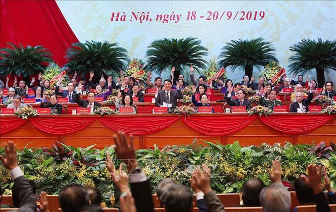 Các đại biểu biểu quyết thông qua Dự thảo số lượng danh sách Hiệp thương cử Ủy ban Trung ương Mặt trận Tổ quốc Việt Nam khóa IX. Ảnh: TTXVN