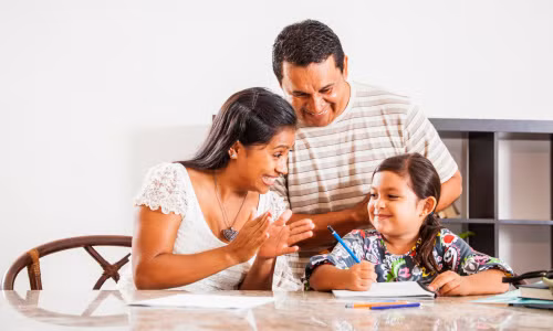 Việc khen ngơi trẻ đúng cách sẽ có tác dụng lớn tới trẻ. (Ảnh minh họa: gettyimages)