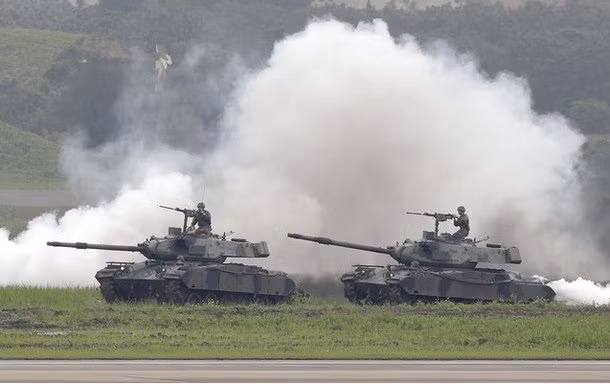 Xe tăng hạng nhẹ M41D khai hỏa