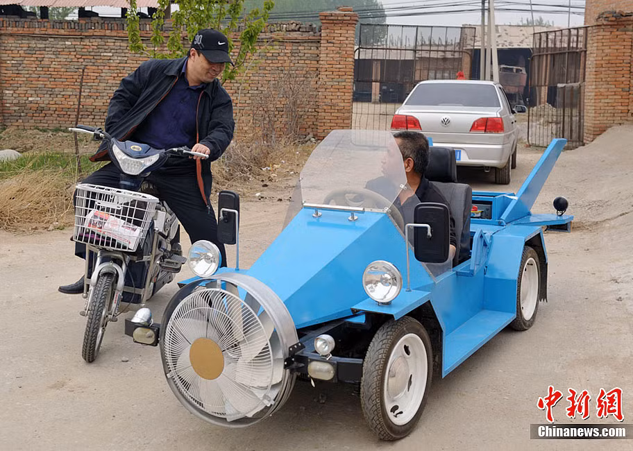 Người dân hiếu kỳ xem chiếc xe hơi chạy bằng gió Người dân hiếu kỳ xem chiếc xe hơi chạy bằng gió