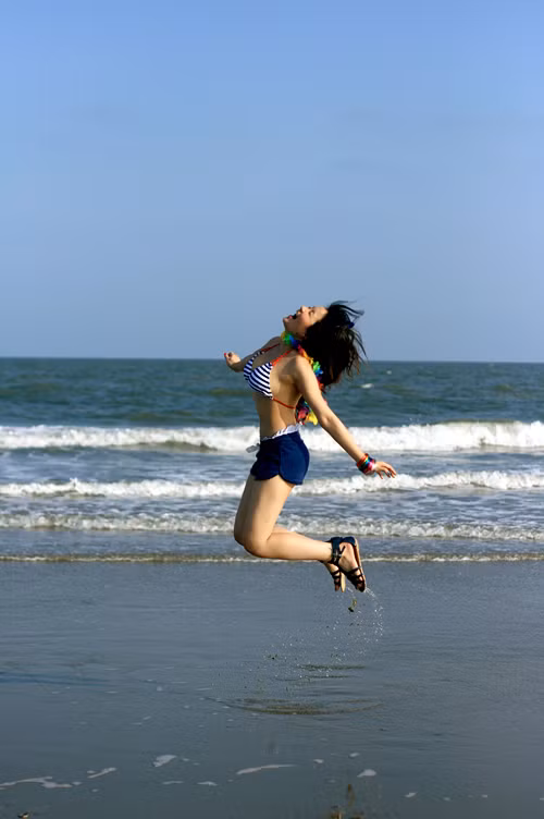 Hình ảnh Thủy Top nhí nhảnh trước biển vào cuối tháng 9/2010. (ảnh 24h)